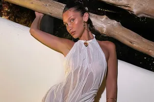 «Мокрое» платье и «галоши» Yeezy Foam: даже в отпуске Белла Хадид продолжает модничать