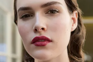 Темные губы и выразительные глаза: как создать самый трендовый макияж
