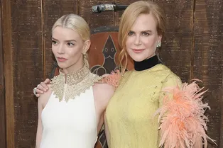 Николь Кидман в оранжевых перьях Prada и Аня Тейлор-Джой в белоснежном Dior с ажурным колье на премьере «Варяга» в Лос-Анджелесе