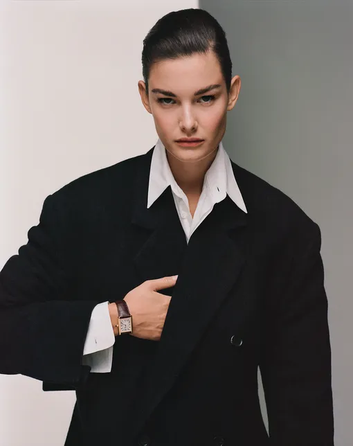 ПАЛЬТО, Louis Vuitton; БЛУЗКА, Ami; ЧАСЫ TANK LOUIS CARTIER, Cartier ПАЛЬТО, Louis Vuitton; БЛУЗКА, Ami; ЧАСЫ TANK LOUIS CARTIER, Cartier