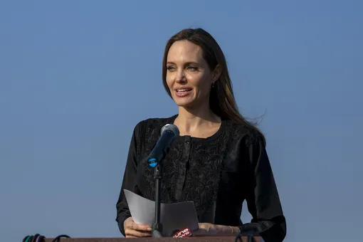 Анджелина Джоли во время благотворительной миссии ООН в Бангладеше, 2019
