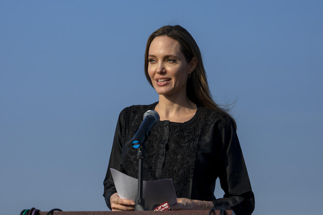 Анджелина Джоли во время благотворительной миссии ООН в Бангладеше, 2019 Анджелина Джоли во время благотворительной миссии ООН в Бангладеше, 2019