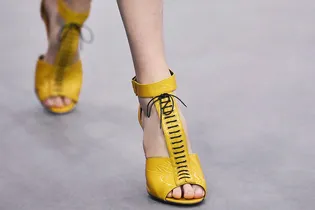 Мы и сами не ожидали, но весной-2026 в тренде обувь именно в этом оттенке