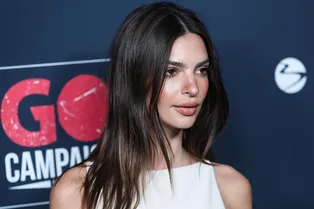 Эмили Ратаковски нашла идеальную альтернативу маленькому черному платью