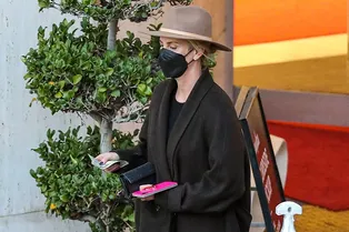 Пальто-халат, фетровая шляпа и кожаные сапоги: базовые вещи в идеальном комплекте Шарлиз Терон