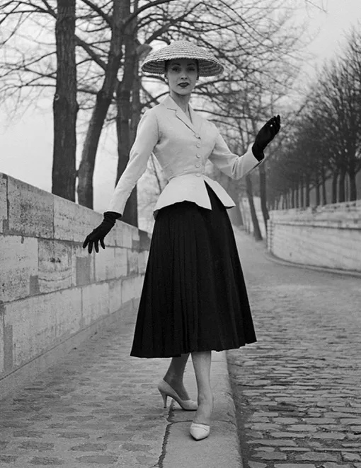 Модель в жакете Bar дома Christian Dior, 1947 год Модель в жакете Bar дома Christian Dior, 1947 год