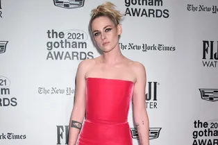 Как затмить всех: Кристен Стюарт в неоновом платье из бархата на церемонии Gotham Awards 2021