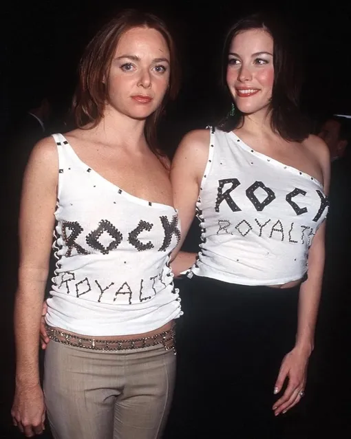 Лив Тайлер и Стелла МакКартни на Met Gala, 1999 год Лив Тайлер и Стелла МакКартни на Met Gala, 1999 год