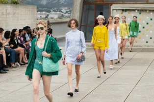Отпускной гардероб по версии Chanel состоит из белых платьев, вьетнамок на платформе и соломенных шляп Отпускной гардероб по версии Chanel состоит из белых платьев, вьетнамок на платформе и соломенных шляп