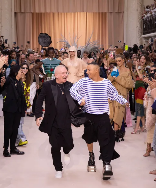Жан-Поль Готье и Оливье Рустен в финале шоу Jean Paul Gaultier X Olivier Rousteing Haute Couture осень-зима 2022/23 Жан-Поль Готье и Оливье Рустен в финале шоу Jean Paul Gaultier X Olivier Rousteing Haute Couture осень-зима 2022/23
