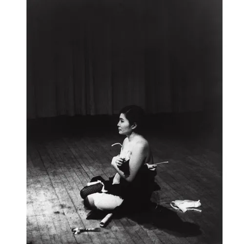 Yoko Ono «Cut Piece», 1964 год