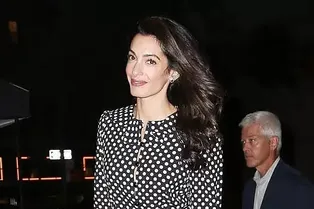 Изысканность во всем: Амаль Клуни дарит новую жизнь принту «белый горошек»