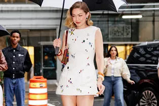 Как сделать вьетнамки частью нарядного образа — учимся у Джиджи Хадид