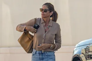 Джинсы с посадкой mom-fit и замшевые ботильоны — модная классика от Синди Кроуфорд