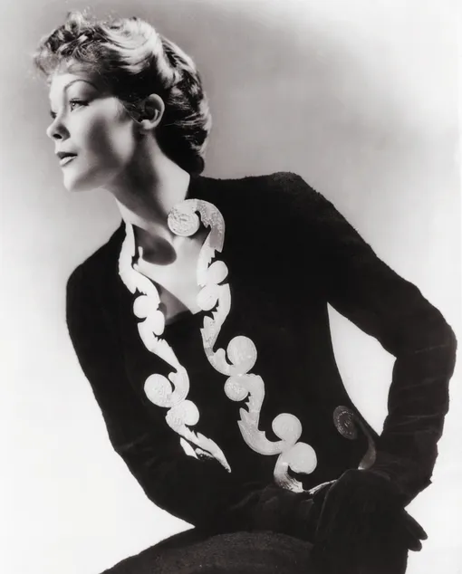 Модель в платье и жакете Schiaparelli Модель в платье и жакете Schiaparelli