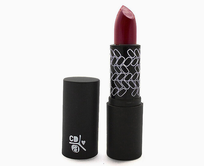 Помада Sweet & Safe Kiss Lipstick в оттенке Bordeaux, Absolution Cosmetics - главная героиня образа