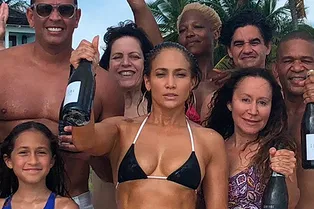 Дженнифер Лопес отметила 49-летие в бикини