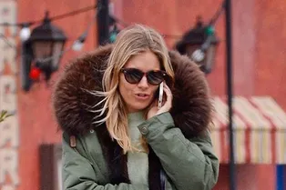 Мамины джинсы и теплая парка: как Сиенна Миллер переживает холода