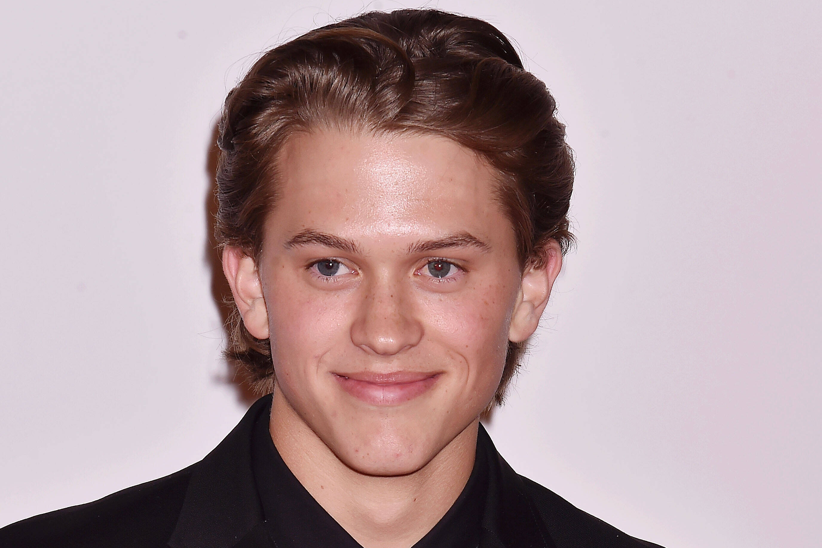 Ничто так не украшает женщину как идущий рядом красавец сын. Сын красавец. Ibrahim ali khan 2022. Павел табаков фото. Сын красавец.