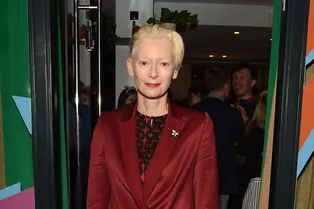 Как всегда, превосходно: Тильда Суинтон в красном наряде на открытии бара в Лондоне