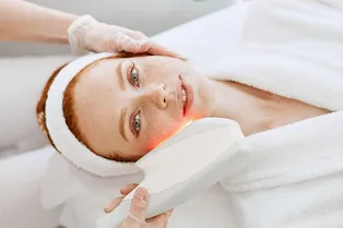 «Доступ к европейским препаратам будет»: что ждет в кризис бьюти-индустрию и чем опасны процедуры «на будущее»