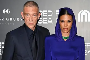 Тина Кунаки в платье с капюшоном и Венсан Кассель на кинофестивале в Саудовской Аравии