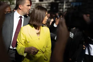 Белла Хадид показывает, как носить мужской костюм и выглядеть сексуально