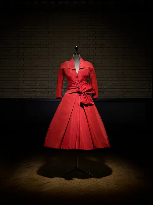 ЭСКИЗ МОДЕЛИ «ЛОНДОН», КОЛЛЕКЦИЯ ОСЕНЬ-ЗИМА 1950—1951 ЭСКИЗ МОДЕЛИ «ЛОНДОН», КОЛЛЕКЦИЯ ОСЕНЬ-ЗИМА 1950—1951