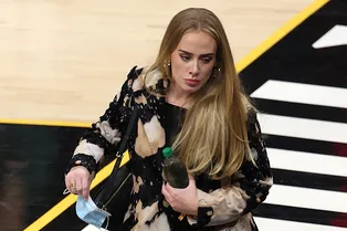 Редкий кадр: постройневшая Адель во всей красе замечена на финале НБА