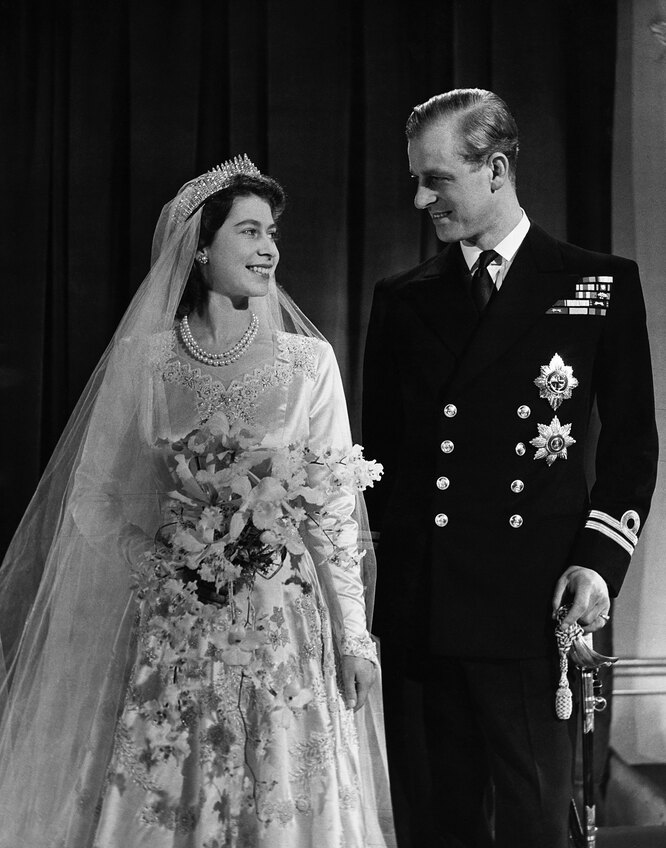Принцесса Елизавета, впоследствии королева Елизавета II, со своим мужем Филиппом, герцогом Эдинбургским, после свадьбы, 1947 год