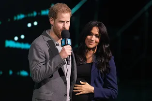 Будущая мама в скинни: Меган Маркл неожиданно появилась на выступлении принца Гарри