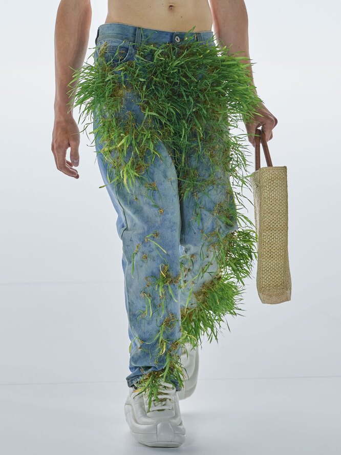 Джинсы и худи с микрозеленью из мужской коллекции Loewe весна-лето 2023