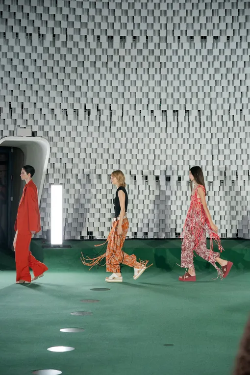 Финал показа Stella McCartney весна-лето 2022 Финал показа Stella McCartney весна-лето 2022