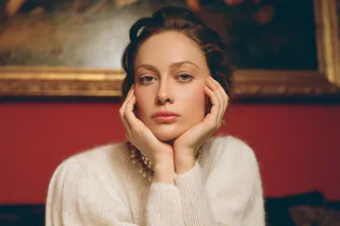 Ностальгия по балам и светским салонам: Axenoff выпустят коллекцию с брендом, одевающим королевскую семью Великобритании