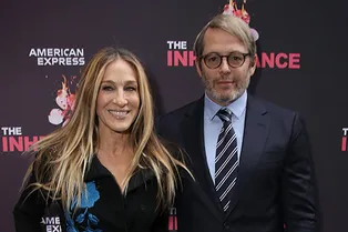 Сара Джессика Паркер в платье-пальто и туфельках Золушки на премьере спектакля на Бродвее