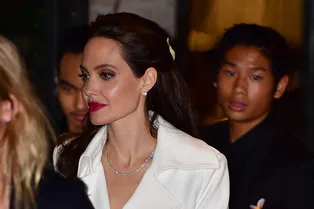 Белая королева: Анджелина Джоли в тренче Elisabetta Franchi