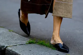 Мюли с закрытым мысом: 12 пар для противоречивой летней погоды