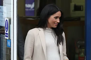 Меган Маркл в коротком платье H&M за $ 35 посетила фонд защиты животных