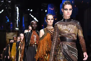 Волчья стая Balmain: африканское сафари и хард-рок на шоу в Париже Волчья стая Balmain: африканское сафари и хард-рок на шоу в Париже