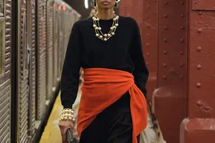 Всего один яркий аксессуар выдаст в вас знатока трендов в новом сезоне