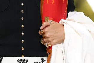 Чтобы быть самой модной весной, надевайте все свои кольца разом