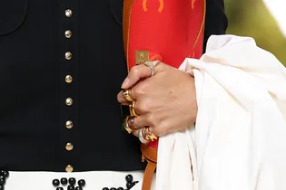 Чтобы быть самой модной весной, надевайте все свои кольца разом