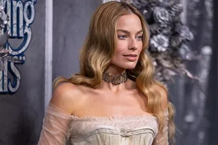 Алмаз Элизабет Тейлор и браслет из волос Бронте: рассматриваем образы Марго Робби в промо-туре «Грозового перевала»