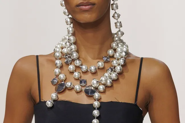 Жемчужные бусы — старый новый тренд, который обрел свежее прочтение в 2026