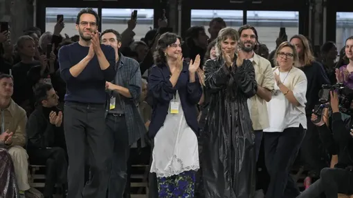 Джулиан Клаузнер и дизайн-команда Dries Van Noten в финале показа весна-лето 2025 Джулиан Клаузнер и дизайн-команда Dries Van Noten в финале показа весна-лето 2025