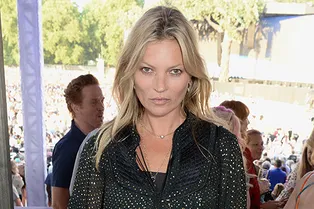 И у супермоделей бывают провалы: Кейт Мосс в бесформенном полупрозрачном платье