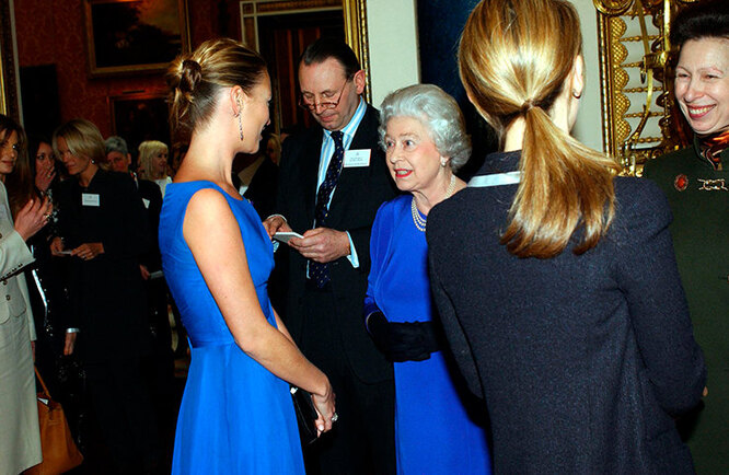 Кейт Мосс разговаривает с Елизаветой II на примере в Букингемском дворце, 2004 