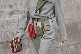 Поясные сумки как у рабочих-монтажников: самый модный аксессуар сезона