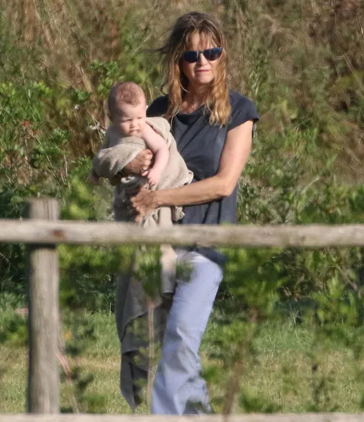 Супруга актера с сыном Супруга актера Алехандра с сыном