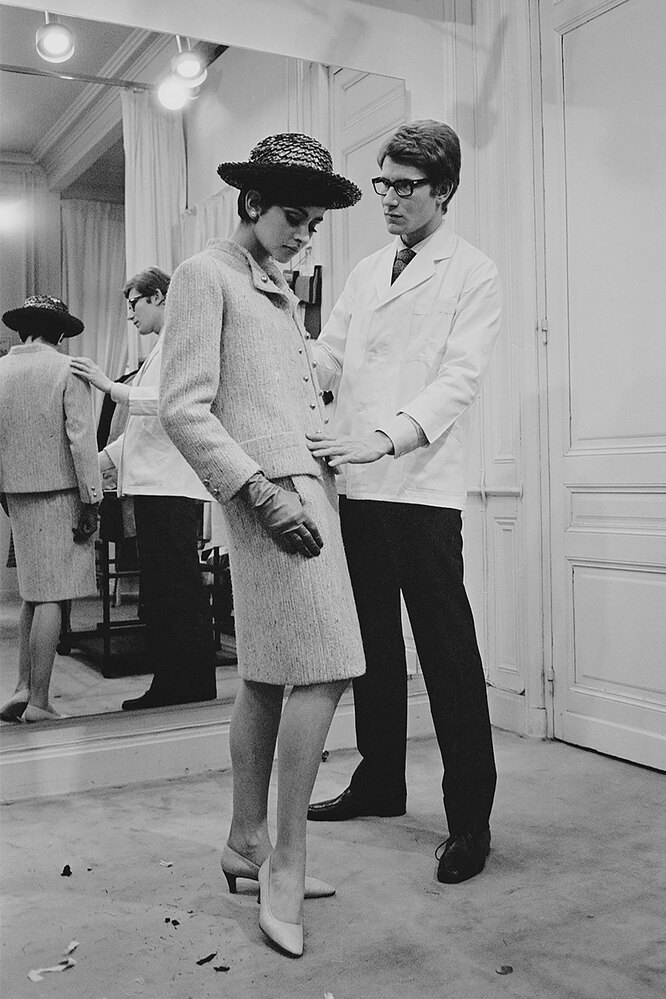 29-летний Ив Сен-Лоран за работой в Париже, 1965 год